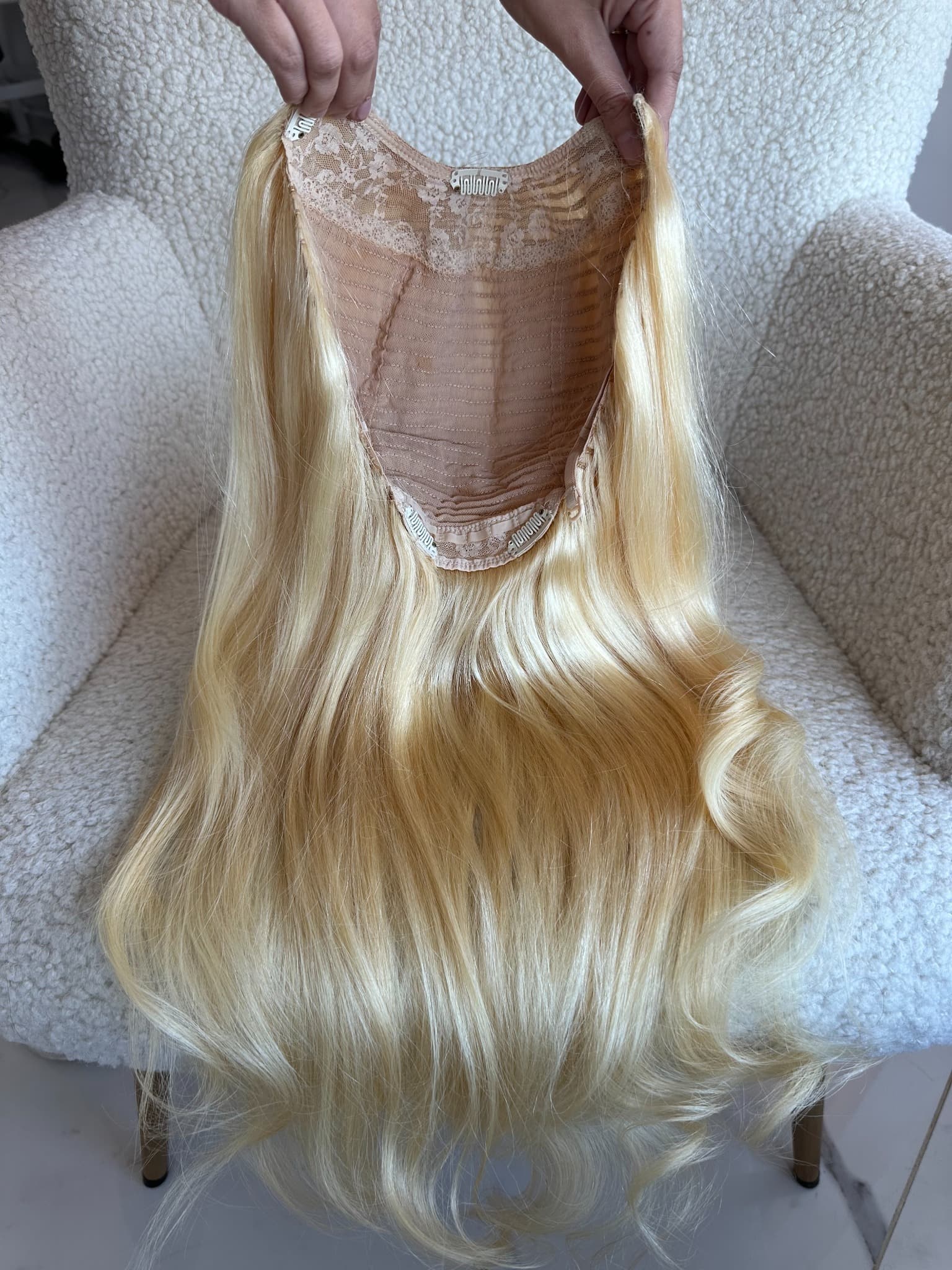 Semiperuca Par Natural U Part Blond Miere Drept