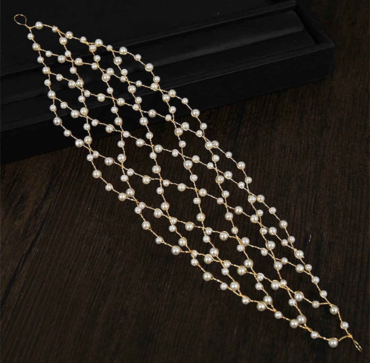 Accesoriu cu perle si design auriu Accesoriu cu perle si design auriu